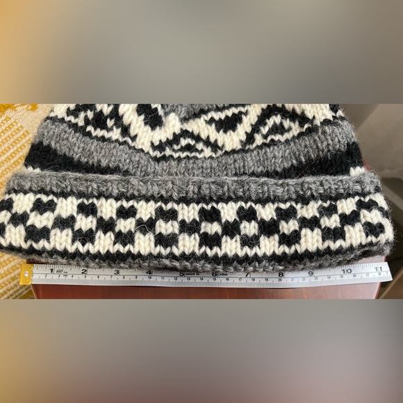 Kathmandu lambswool beanie with Pom Pom and partial lining around the rim - Picture 3 of 5